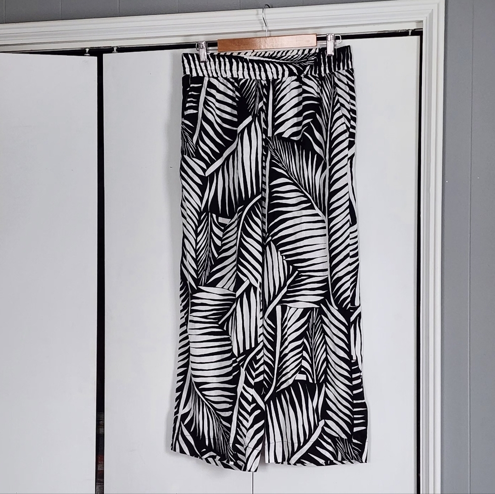 5 For $20 Panama Jack Black and White Leaf Print Pants
